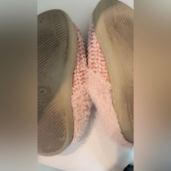 Pink fuzzy slippers feet foot gently worn used sz 6 ladies my favorite loved - Picture 3 of 9